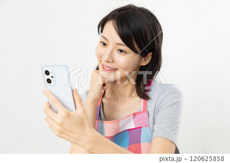 スマホを操作する主婦06 120625858