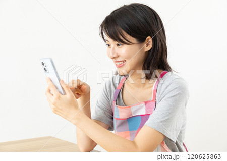 スマホを操作する主婦02 120625863