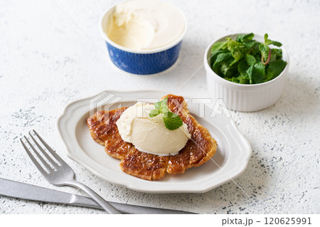 バニラアイスをトッピングしたクルンジ バニラアイスをトッピングしたクルンジ 120625991