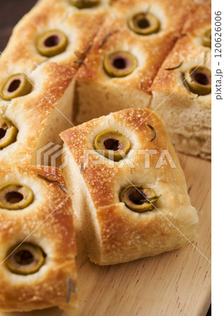 オリーブとローズマリーを乗せて焼いたフォカッチャ 120626006