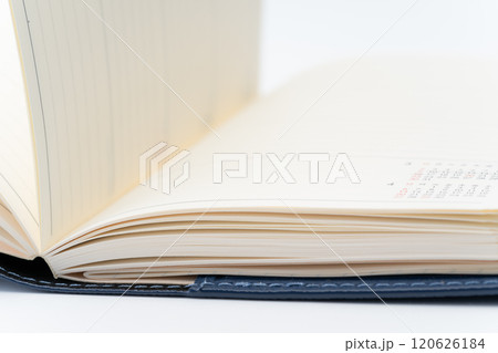 頁を開いたスケジュール帳のクローズアップ 120626184