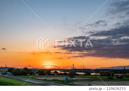 淀川夕景　鳥飼大橋上流側堤防上から撮影　大阪府守口市 120626253
