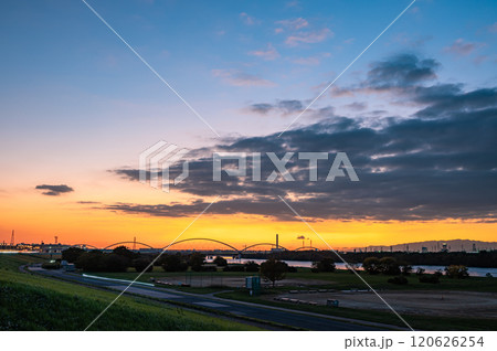 淀川夕景 鳥飼大橋上流側堤防上から撮影 大阪府守口市 淀川夕景 鳥飼大橋上流側堤防上から撮影 大阪府守口市 120626254