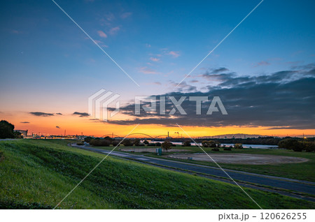 淀川夕景　鳥飼大橋上流側堤防上から撮影　大阪府守口市 120626255