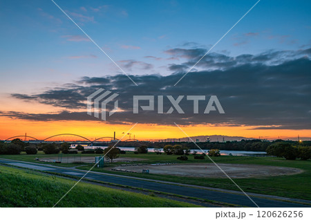 淀川夕景 鳥飼大橋上流側堤防上から撮影 大阪府守口市 淀川夕景 鳥飼大橋上流側堤防上から撮影 大阪府守口市 120626256
