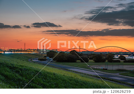 淀川夕景　鳥飼大橋上流側堤防上から撮影　大阪府守口市 120626259