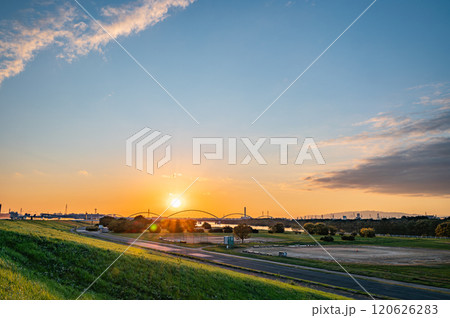 淀川夕景 鳥飼大橋上流側堤防上から撮影 大阪府守口市 淀川夕景 鳥飼大橋上流側堤防上から撮影 大阪府守口市 120626283