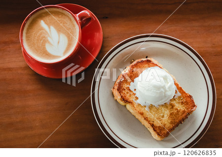 フレンチトーストとカフェラテ 120626835