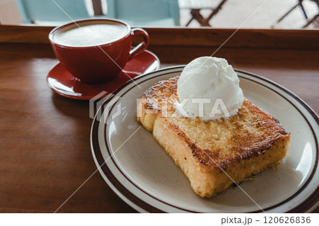 カフェでモーニング｜フレンチトースト 120626836