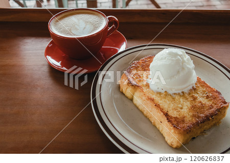 カフェでフレンチトーストのセット 120626837