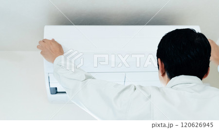 エアコンの点検をする男性 120626945