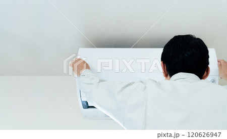 エアコンの点検をする男性 120626947