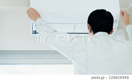 エアコンの点検をする男性 120626949