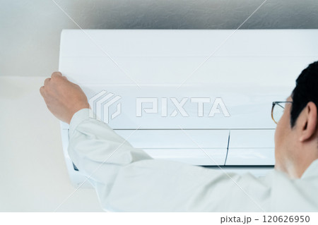 エアコンの点検をする男性 エアコンの点検をする男性 120626950