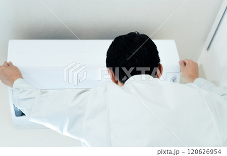 エアコンの点検をする男性 120626954