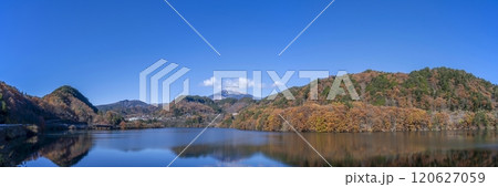 青空バックに見るカラフルな紅葉に囲まれた御岳湖と御岳山のパノラマ情景 120627059