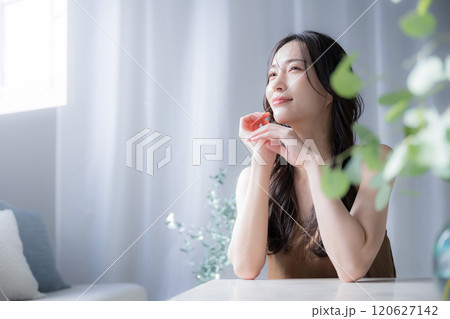 緑や観葉植物に囲まれた爽やかな春っぽい透明感のある美容のイメージ　うっとりする 120627142