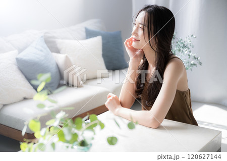 緑や観葉植物に囲まれた爽やかな春っぽい透明感のある美容のイメージ　うっとりする 120627144