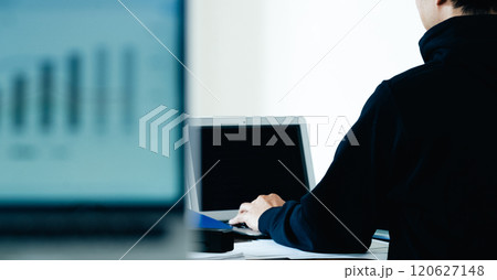 デスクでパソコンを操作する男性の後ろ姿 120627148