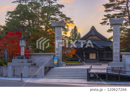秋の高野山大師教会本部　紅葉に包まれた大講堂と素晴らしい夕景 120627266