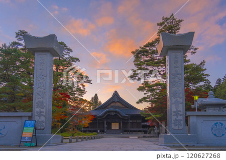 秋の高野山大師教会本部　紅葉に包まれた大講堂と素晴らしい夕景 120627268