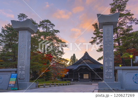秋の高野山大師教会本部　紅葉に包まれた大講堂と素晴らしい夕景 120627269