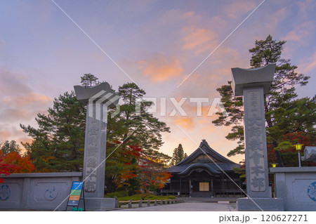 秋の高野山大師教会本部 紅葉に包まれた大講堂と素晴らしい夕景 秋の高野山大師教会本部 紅葉に包まれた大講堂と素晴らしい夕景 120627271