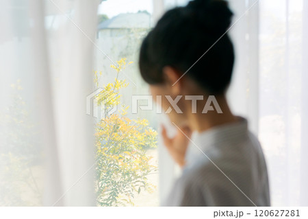 カーテンを開ける女性 120627281