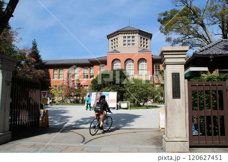 同志社女子大学に自転車通学する女子大生 同志社女子大学に自転車通学する女子大生 120627451