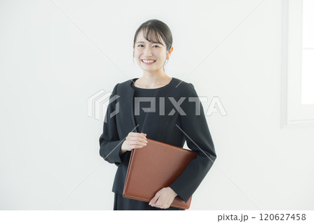黒いワンピースのユニフォームの女性  120627458