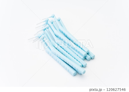 白背景にL字型の歯間ブラシ 白背景にL字型の歯間ブラシ 120627546