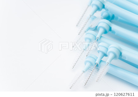 L字型の歯間ブラシのクローズアップ 120627611