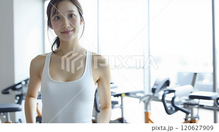 スポーツジムでトレーニングする女性 120627909