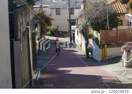 長い坂道や階段下りは特に気おつけてください。 120628039