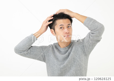髪を気にする男性 120628125