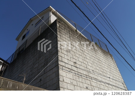 高台の家。日当たりや景観が素敵ですね。 高台の家。日当たりや景観が素敵ですね。 120628387