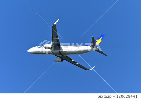 離陸する飛行機　旅客機　ジェット機 120628441