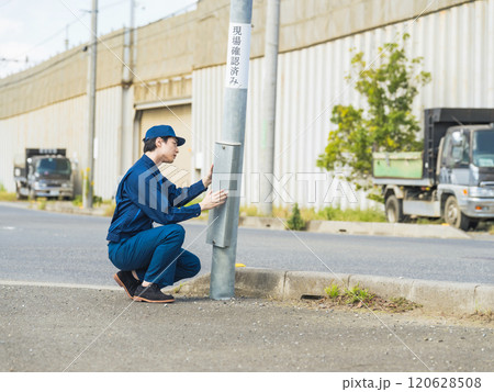 事故現場を確認する捜査員 事故現場を確認する捜査員 120628508