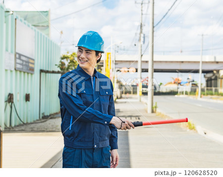 工場前で交通誘導する作業員 工場前で交通誘導する作業員 120628520