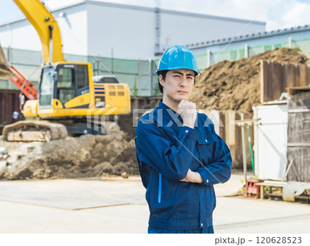 工事現場前で考える作業員 120628523