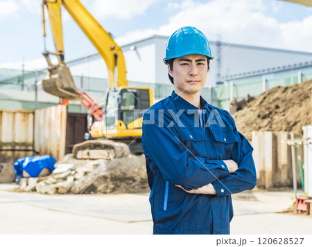 工事現場の前に立つ男性作業員 120628527