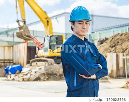 工事現場の前に立つ男性作業員 120628528