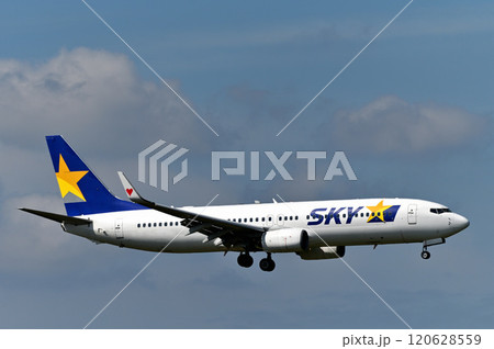 着陸態勢の飛行機 旅客機 ジェット機 着陸態勢の飛行機 旅客機 ジェット機 120628559