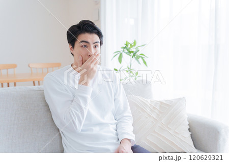 驚く男性 120629321