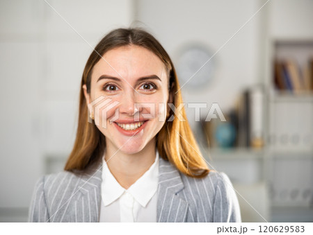 Portrait of business woman 120629583