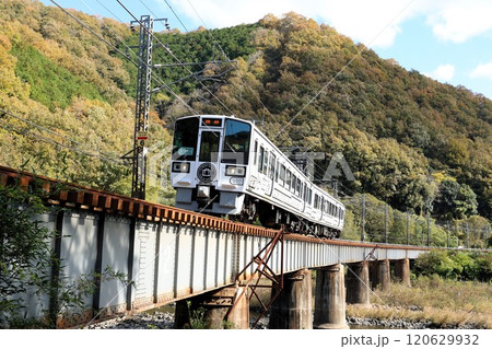 【JR西日本】秋の213系 快速「ラ・マル やまなみ」(伯備線:備中川面〜方谷) 【JR西日本】秋の213系 快速「ラ・マル やまなみ」(伯備線:備中川面〜方谷) 120629932