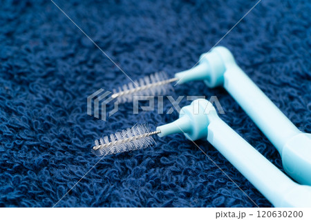 L字型の歯間ブラシのクローズアップ 120630200