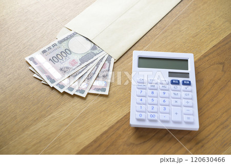 封筒に入れられたお札と電卓（新紙幣） 120630466