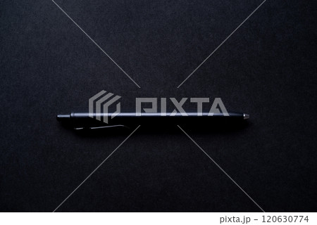 黒背景に黒いボールペン 120630774