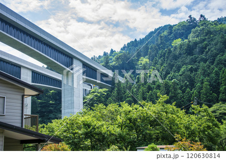 高尾山 蛇滝コース(じゃたきコース) 登山道から圏央道の眺め 高尾山 蛇滝コース(じゃたきコース) 登山道から圏央道の眺め 120630814